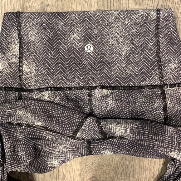EUC Lululemon Crop Leggings size 6 - Picture 4 of 4